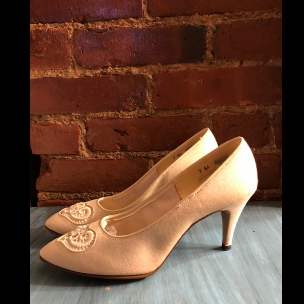 Vintage Dyeables Brand Cream Embroidered Pumps Women's US Sz 7